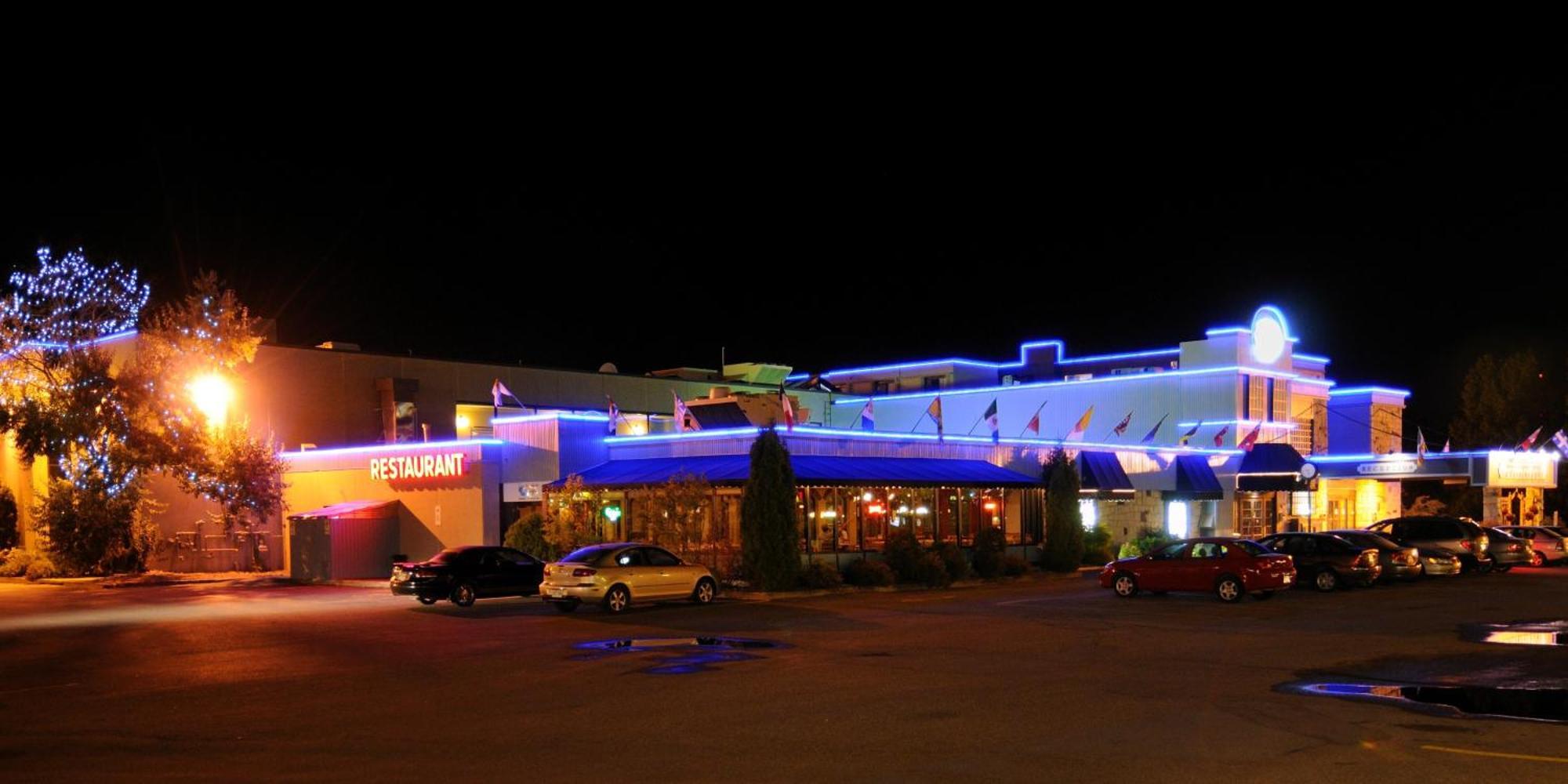 La Sagueneenne - Hotel Et Centre De Congres Saguenay Exterior photo