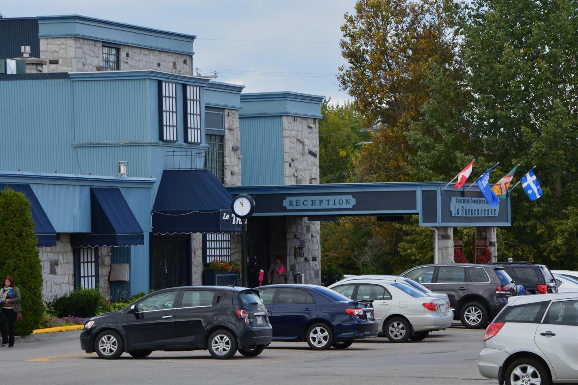 La Sagueneenne - Hotel Et Centre De Congres Saguenay Exterior photo